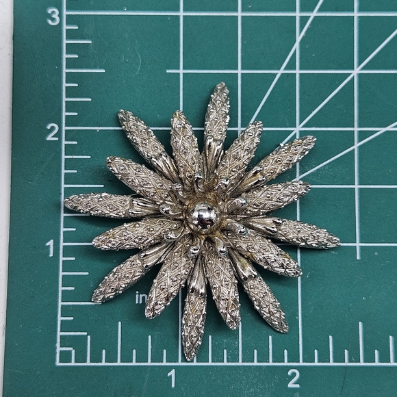 Vintage Monet Signed Silver Tone Brooch Pin Statement Large Flower or Sunburst ? - Picture 13 of 13